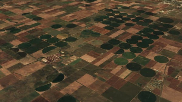 Sentinel-2 cloudless satellite imagery of midwestern American farmlands