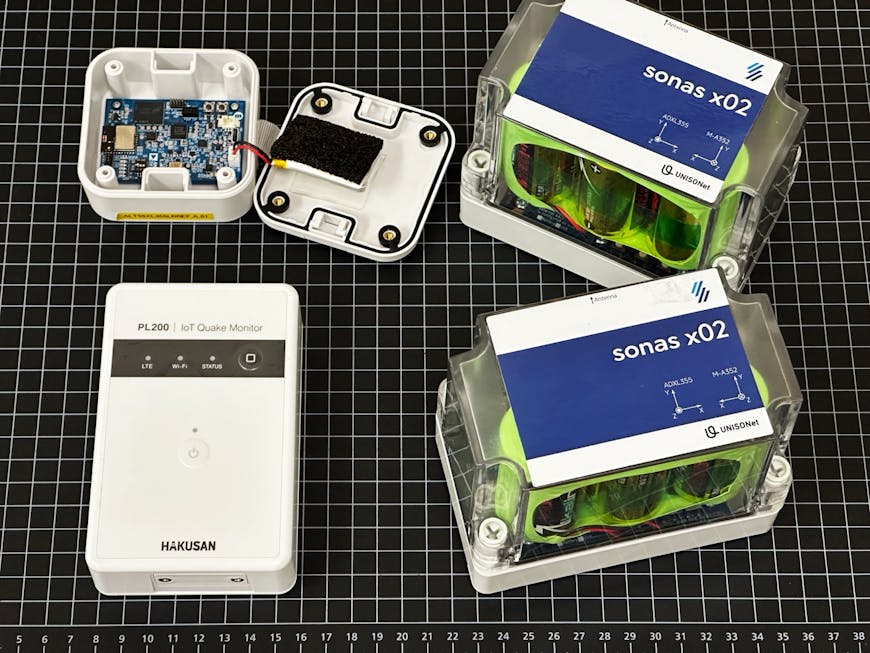 構造ヘルスモニタリング（SHM）に利用される加速度センサは、地震時の建物の揺れを記録します。これらのセンサは建物内に設置され、クラウドサーバーにデータを自動的にアップロードする機能もあります。(画像提供：金子 健作 博士）

Accelerometers used in SHM record the building's response during an earthquake. These sensors can automatically upload data to cloud servers. Courtesy Kensaku Kaneko.